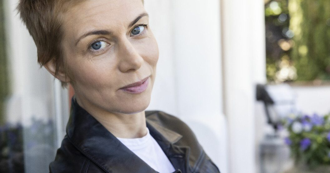 Anna Ternheim spelar in Så mycket bättre på Gotland. Anna Ternheim när hon står utomhus för inspelningen av Så mycket bättre.
