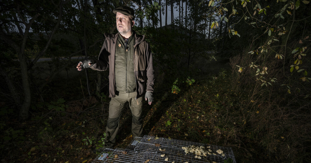Per-Arne Åhlén, biolog, visar upp en mårdfälla. Per-Arne Åhlén, biolog.