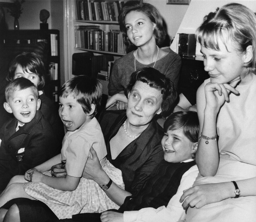 Vi på Saltkråkan-gänget tillsammans med författaren Astrid Lindgren. Från vänster: Stephen Lindholm (Pelle i serien), Kristina Jämtmark (Stina), Louise Edlind (Malin), Maria Johansson (Tjorven) och Lillemor Sterlund (Teddy). Vi på Saltkråkan