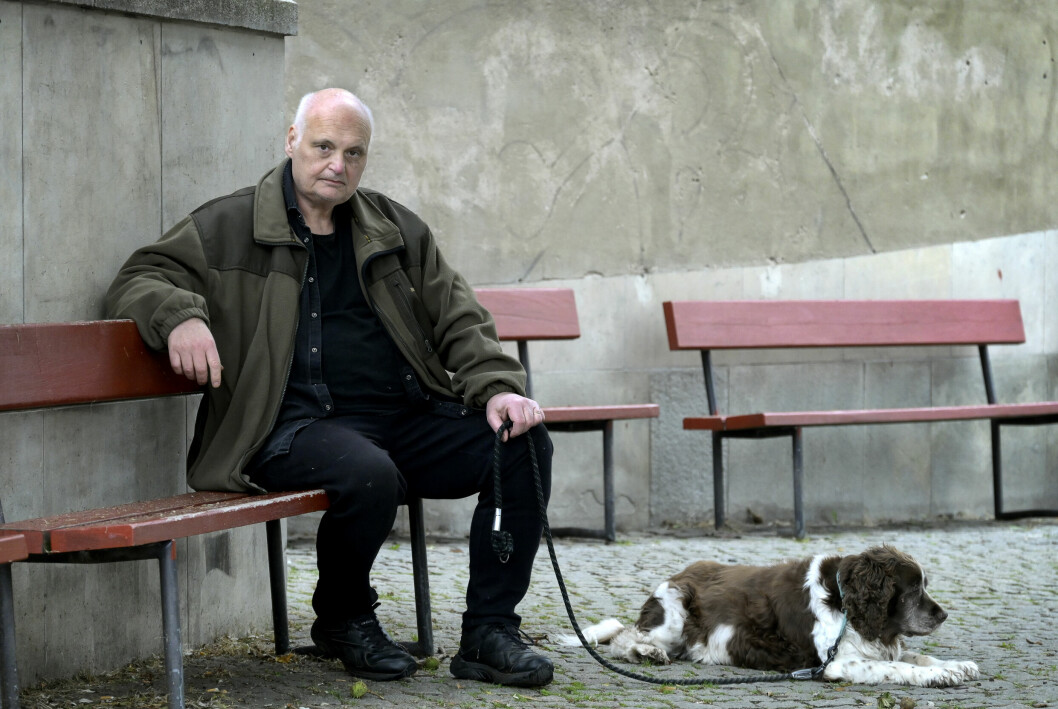 Göran Greider vaknade efter nio dagar i respirator. Han visste inte då var han var någonstans. Dagen innan julafton fördes Göran Greider från sjukhuset till ett rehabiliteringshem. Sedan dess har han varit kvar där.