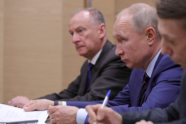 Rysslandskännaren Malcolm Dixelius beskriver Patrusjev som den som är mest trolig att ta över efter Putin och även följa hans linje. Nikolaj Patrusjev och Vladimir Putin i möte.