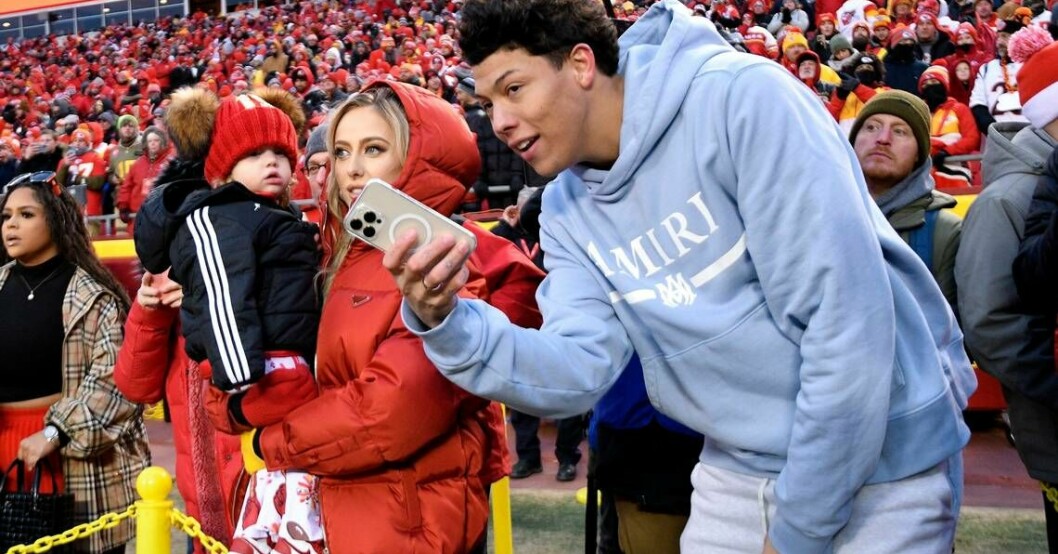 Jackson Mahomes (t.h.) tillsammans med sin brors fru <span class=" bold" data-lab-bold_desktop="bold">Brittany Mahomes</span> och parets dotter <span class=" bold" data-lab-bold_desktop="bold">Sterling</span>. Jackson Mahomes (t.h.) tillsammans med sin brors fru Brittany Mahomes och parets dotter Sterling.