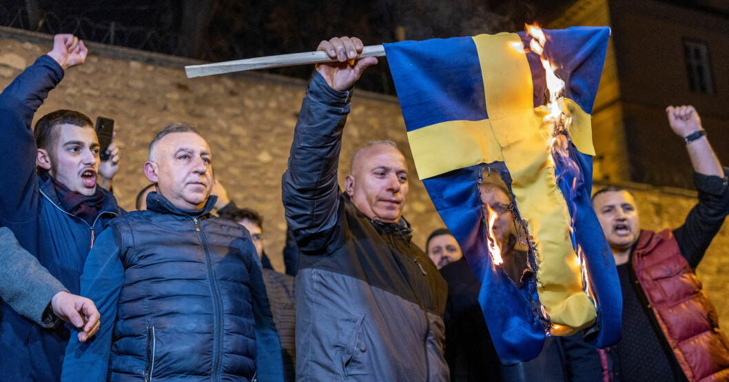 Turkar bränner svenska flaggan i Turkiet.
