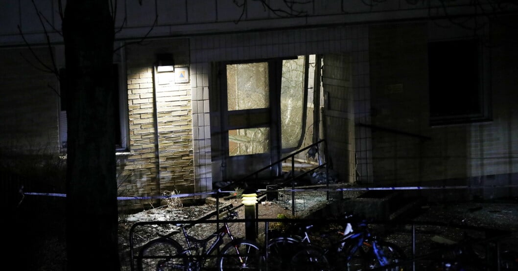 Porten i en bostadshus i Rågsved sprängdes i natt
