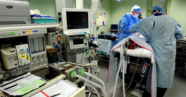 En strokepatient ligger och opereras.