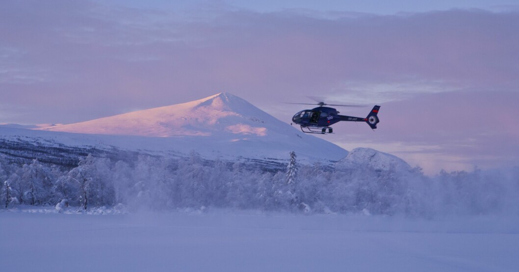 En helikopter i fjällen.