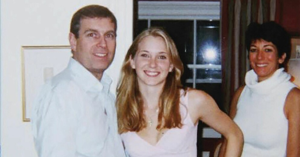 Prins Andrew tillsammans med Virginia Roberts Guiffre på bilden han påstår är fejk. Längst till höger står Ghislaine Maxwell. Prins Andrew, Virginia Roberts Giuffre och Ghislaine Maxwell