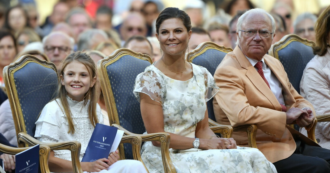 Prinsessan Estelle, kronprinsessan Victoria, kung Carl Gustaf.
