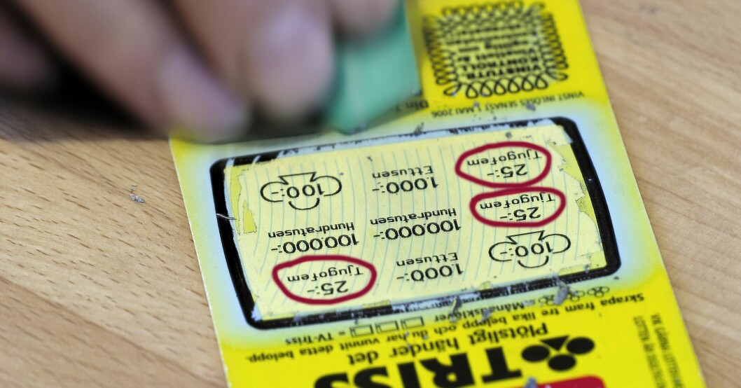 60-åriga kvinnan kunde inte tro sina ögon när hon skrapade fram fem miljoner kronor. Hon fick be kiosksägaren om hjälp. Det skulle hon inte gjort, han tog pengarna och försvann på en moped. Skraplott