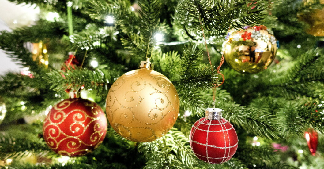 Använd både matta och glansiga julgranskulor