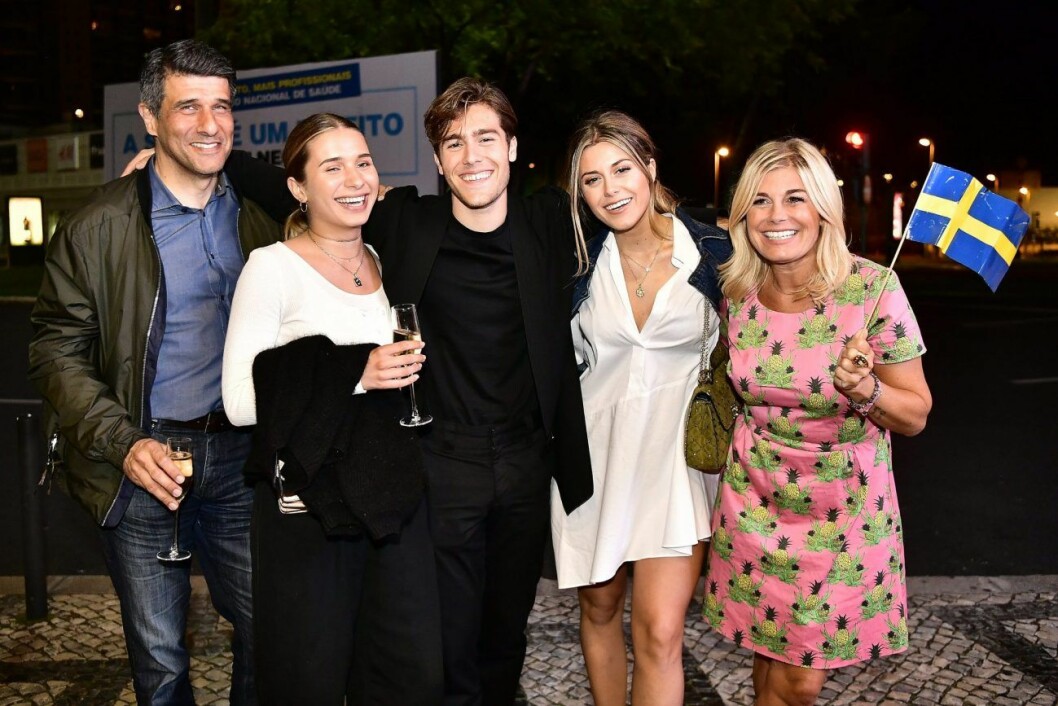 Linneas pappa, Pernilla Wahlgren, Linnea och Bianca under Eurovision för att stötta Benjamin. Pernilla Wahlgren, Linnea Widmark och Bianca Ingrosso stöttar Benjamin.