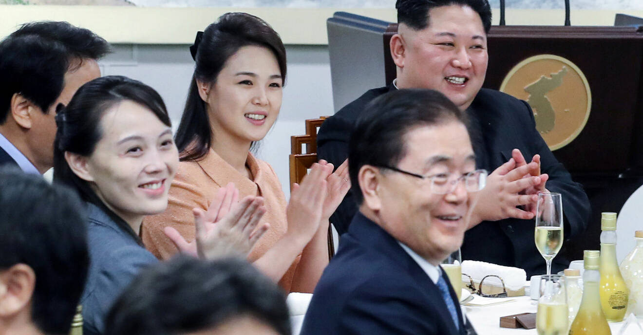 Middagsbjudning. Kim Jong-Un till höger, dinerar ihop med frun Ri Sol-Ju (mitten) och systern Kim Yo-Jong (t.v.).