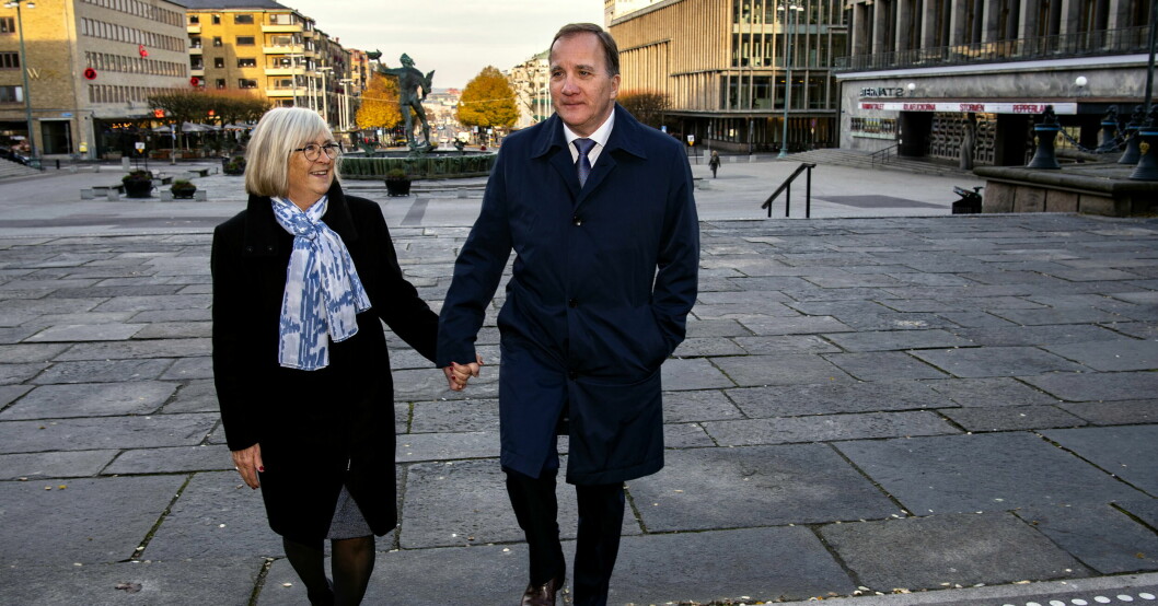 Ulla Löfven och Stefan Löfven vandrar hand i hand. Ulla Löfven och Stefan Löfven