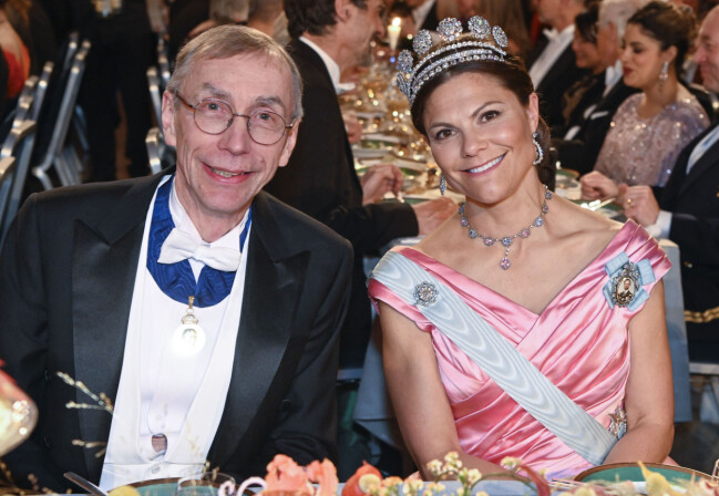 Svante Pääbo tillsammans med kronprinsessan Victoria under Nobelmiddagen.