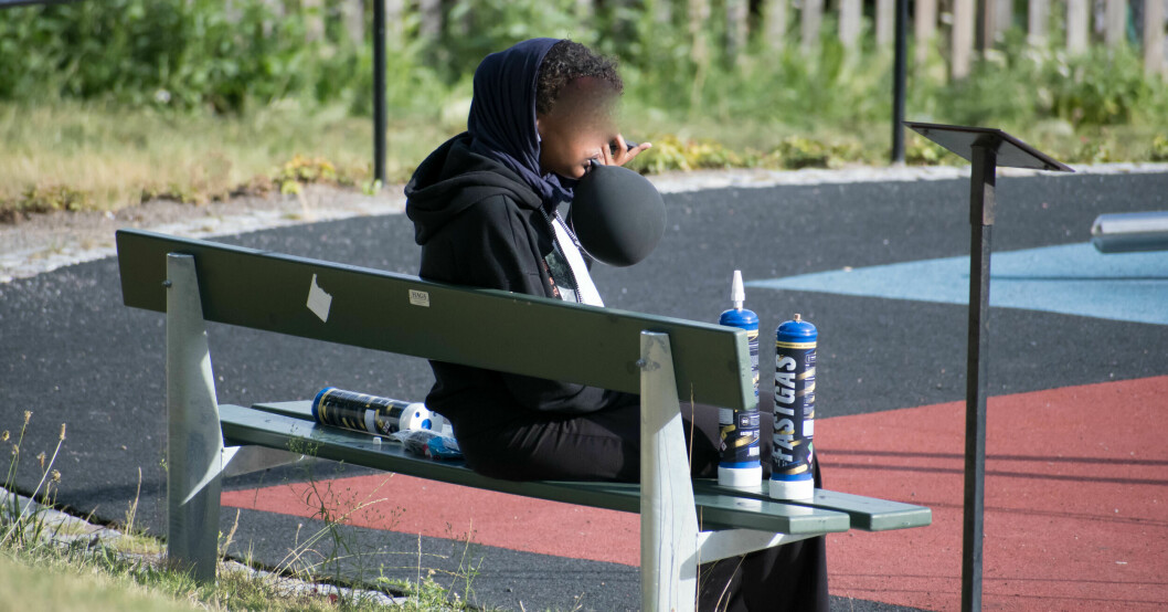 Många unga använder lustgas idag. En ungdom inhalerar lustgas via en ballong.