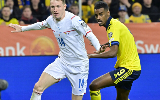 Jakub Jankto i duell med svenske Alexander Isak under playoff-mötet i fjol. Jakub Jankto i duell med svenske Alexander Isak under playoff-mötet i fjol.