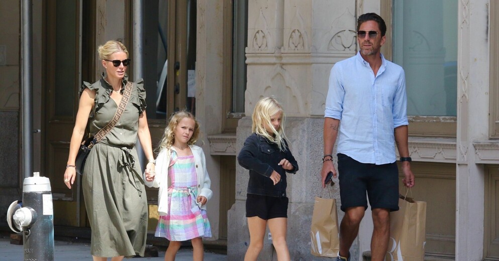 Henrik Lundqvist ute på shoppingrunda med hustrun Therese Andersson och barnen Charlise Lundqvist och Juli Lundqvist. Henrik Lundqvist