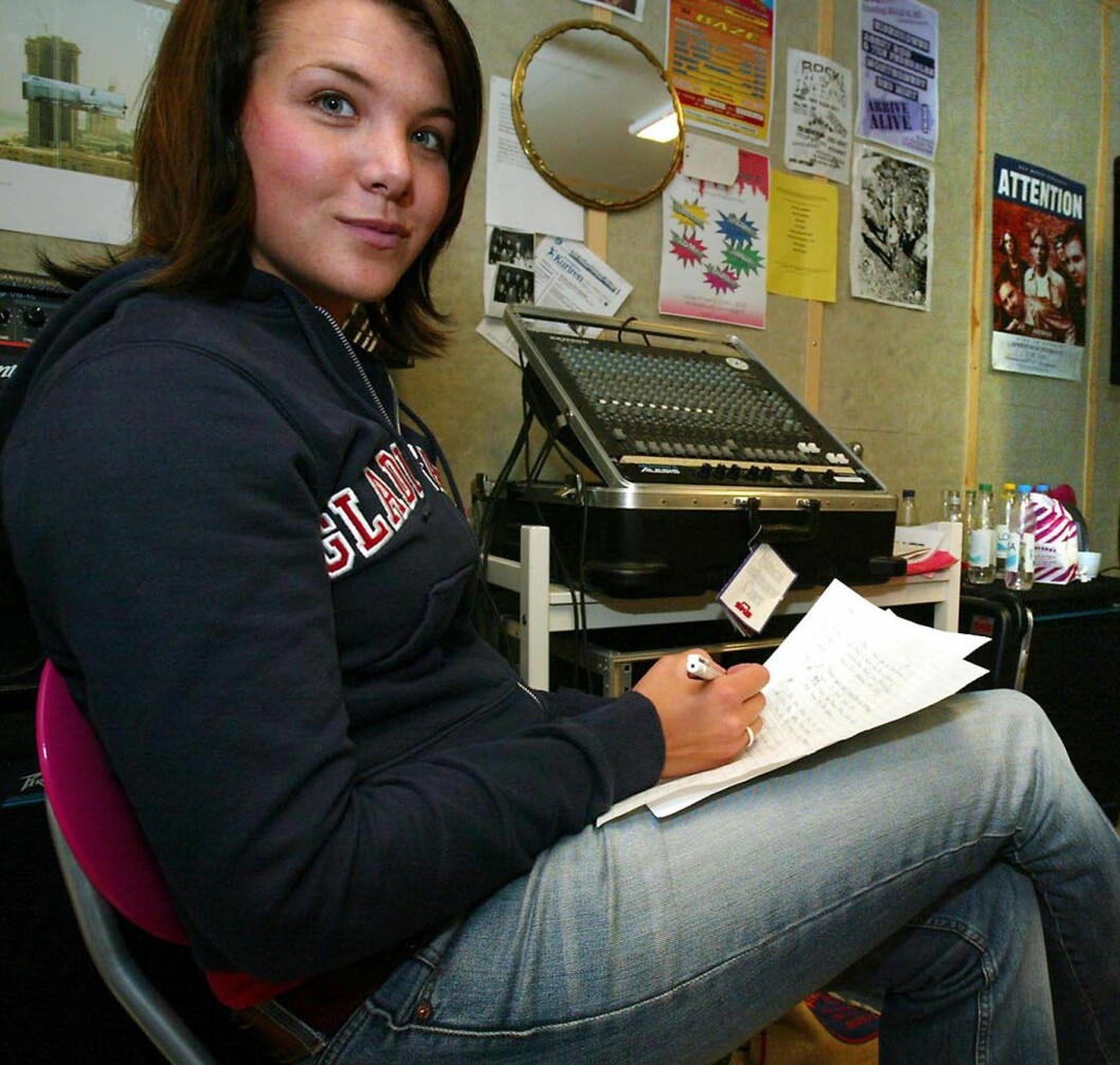 Göran Perssons dotter Linnea Persson, som då 2005 spelade i bandet Redmint.