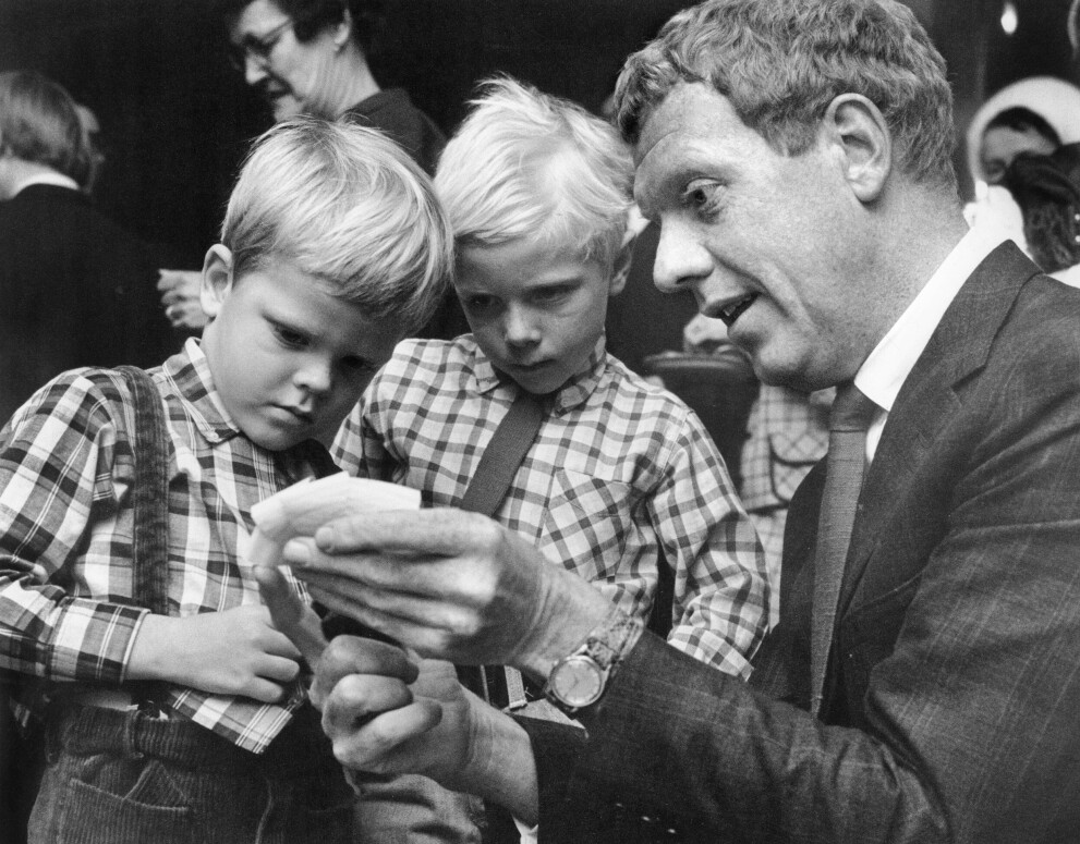 <span class=" italic" data-lab-italic_desktop="italic">Tage Danielsson (t.h) studerar lottnumren med sönerna Patrik och Jesper vid en tillställning 19:e januari 1968. Foto: Jacob Forsell/TT</span>