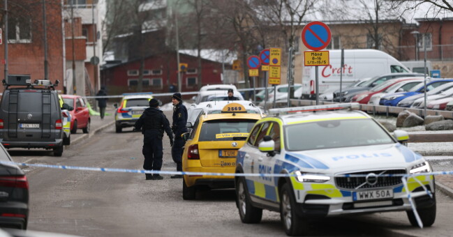Polisbil och poliser vid en skjutning i Rinkeby på juldagen.
