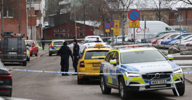 Den senaste dödsskjutningen på juldagen i Rinkeby i Stockholm. Polisbil och poliser vid en skjutning i Rinkeby på juldagen.