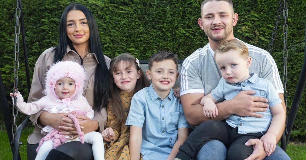 Laura Woodward, 24, och pojkvännen Adam Porter, 30, med barnen Ava, 7, Zachary, 5, Tommy 2, och Millie, 11 månader. Laura, Millie, Ava, Zachary, Tommy och Adam