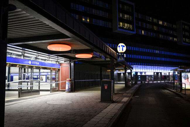Under kvällen spärrade polisen av tunnelbanestationen i Fittja. Tunnelbanan avspärrad.