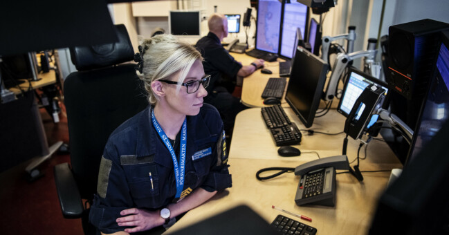 På Sjöinformationscentralen bevakar kompaniets operatörer Östersjön från sina skärmar På Sjöinformationscentralen bevakar kompaniets operatörer Östersjön från sina skärmar