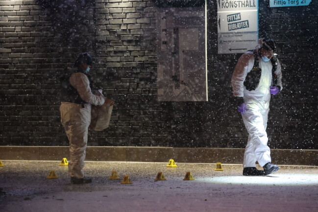 Tre personer fick skottskador efter en skjutning i Fittja, Botkyrka under fredagskvällen. Polis undersöker platsen.