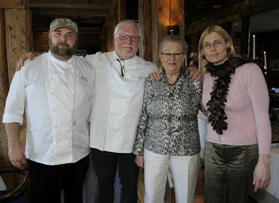 Leif Mannerström firade 70 år med familjen vid sin sida. Leif Mannerström tillsammans med hustrun Lilian, sonen Sebastian och dottern Petronella.