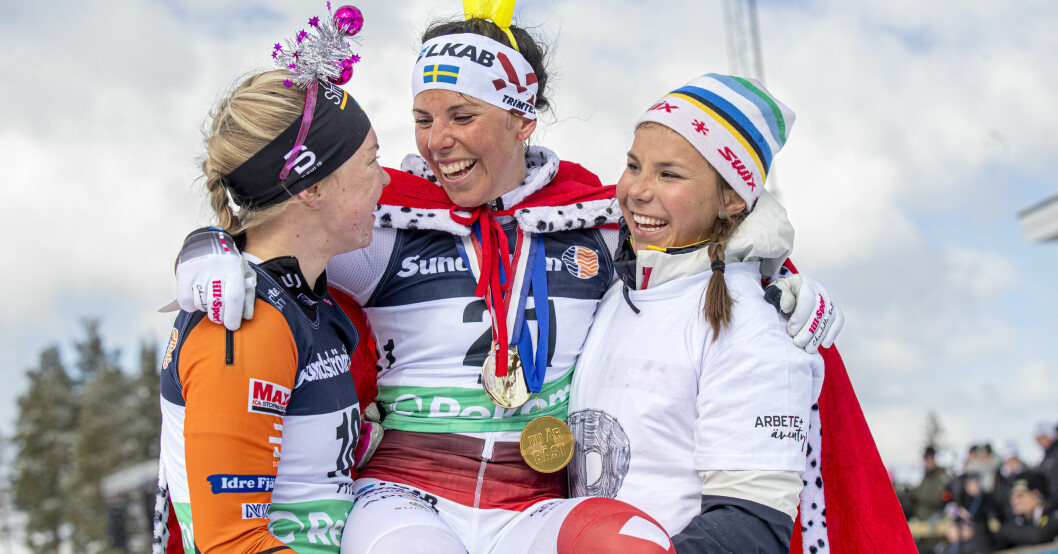 Charlotte Kalla hyllas efter att ha tagit brons i sitt allra sista lopp, damernas 30 km, under skid-SM i Piteå 2022.