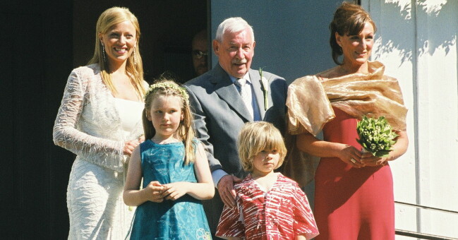 Patricia Borg (f.d. Östfeldt) under bröllopet med Björn. På främre raden står dottern Bianca och sonen Kasper.