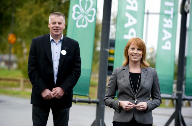 Annie Lööfs pappa Hans-Göran har länge jobbat som polis och också varit engagerad i Centerpartiet i Värnamo. 2011 var han kommunalråd i hemstaden. Annie Lööf med sin pappa.