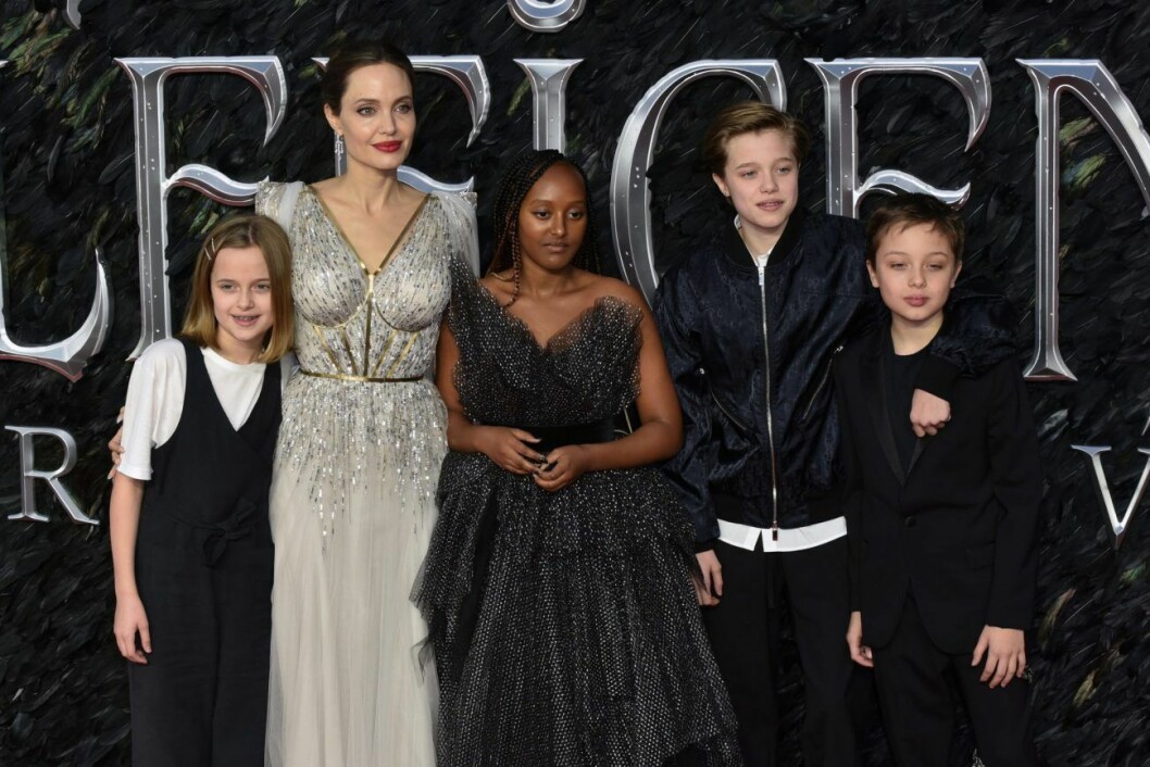 Angelina Jolie brukar ta med sina barn på filmpremiärer, här med Vivienne, Sahara, Shiloh och Knox. Angelina Jolie med sina barn på röda mattan