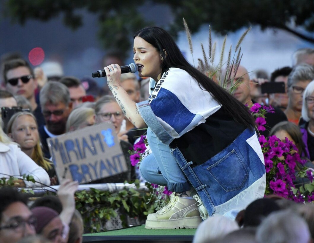 Miriam Bryant på scenen framför somrig publik. Miriam Bryant på Allsång på Skansen 2019