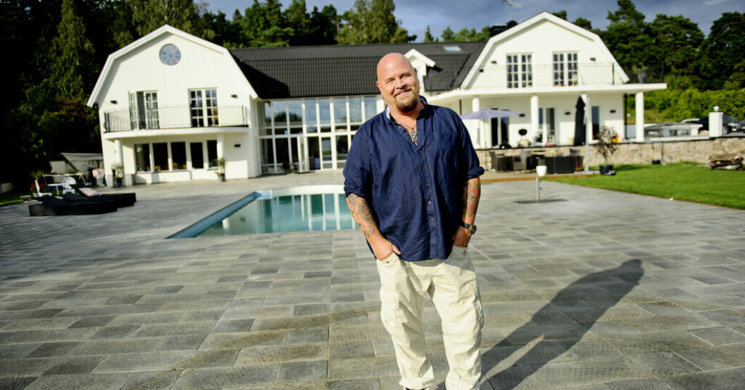 Anders Bagge med villan bakom sig. Foto: TT