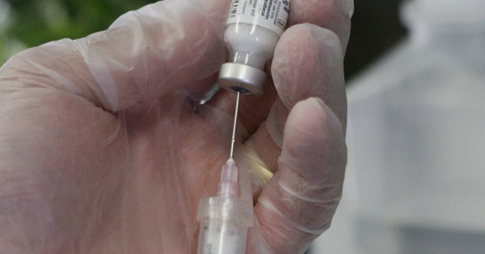 Läkaren behandlade 50 unga kvinnor och tonårsflickor med kortisonsprutor. Det säger Region Skåne i ett pressmeddelande. Läkaren har nu tagits ur tjänst (Bilden har inget med läkaren att göra). Läkare fyller spruta med kortison