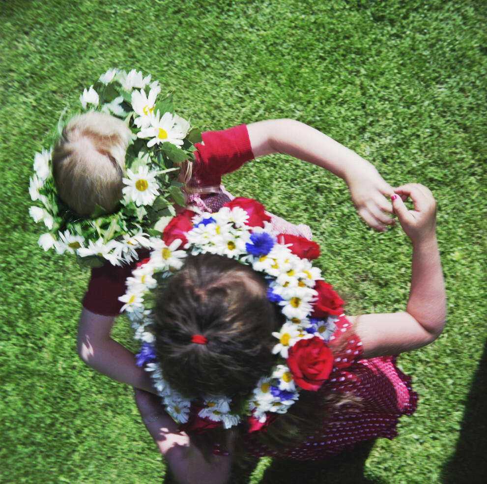 I midsommar kommer flera dansar runt kransen. Kanske kör de även groddansen. Midsommardans