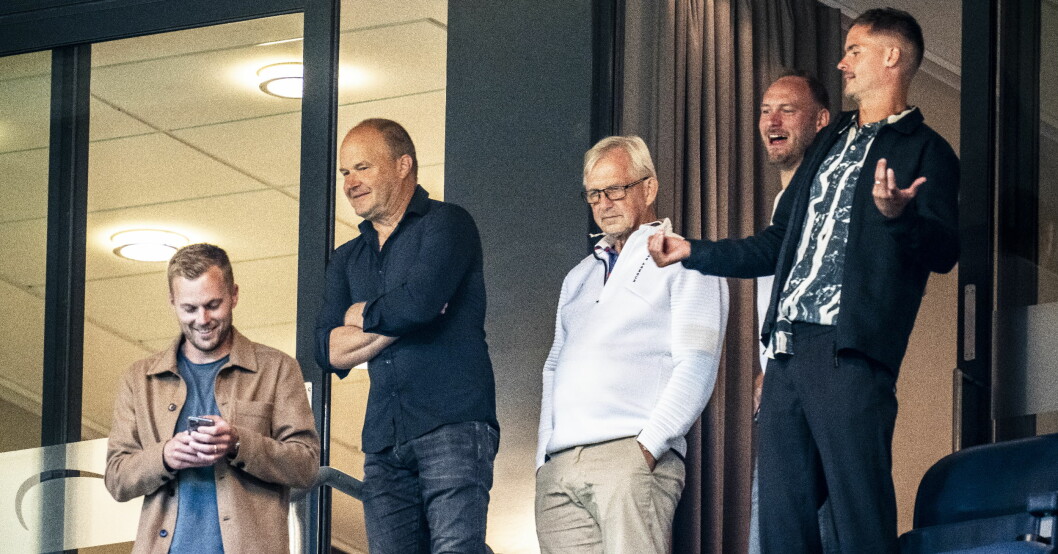 Sebastian Larsson på Friends Arena för att bevittna Sveriges VM-kval mot Spanien. Här har han hittat något på sin mobil som han har mycket roligt åt. Även Andreas Granqvist och Mikael Lustig, som också lämnat landslaget, är på plats. Sebastian Larsson, Mikael Lustig och Andreas Granqvist.