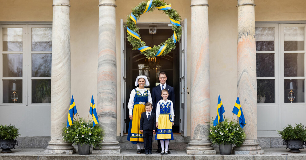 <span class=" bold" data-lab-bold_desktop="bold">Kronprinsessan, Prins Daniel, Prinsessan Estelle och Prins Oscar utanför Haga slott. </span>