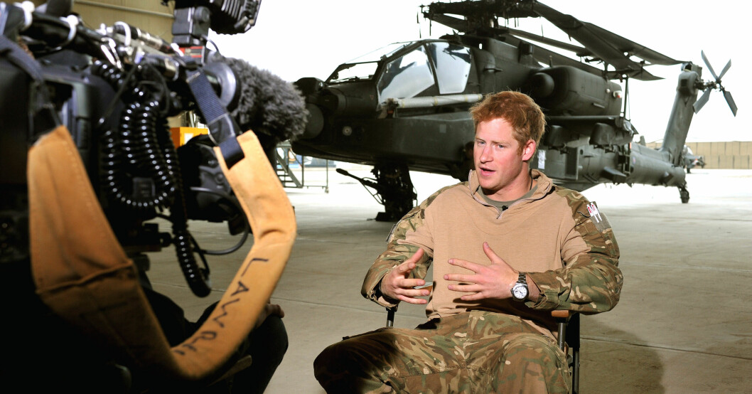 Flera militärer anser att prins Harrys avslöjande kan innebära fara för så väl prinsen som den brittiska armén. Prins Harry intervjuas i Afghanistan.