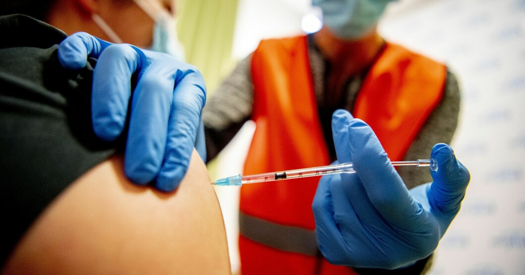 Coronavaccin sprutas in i arm. Coronavaccin