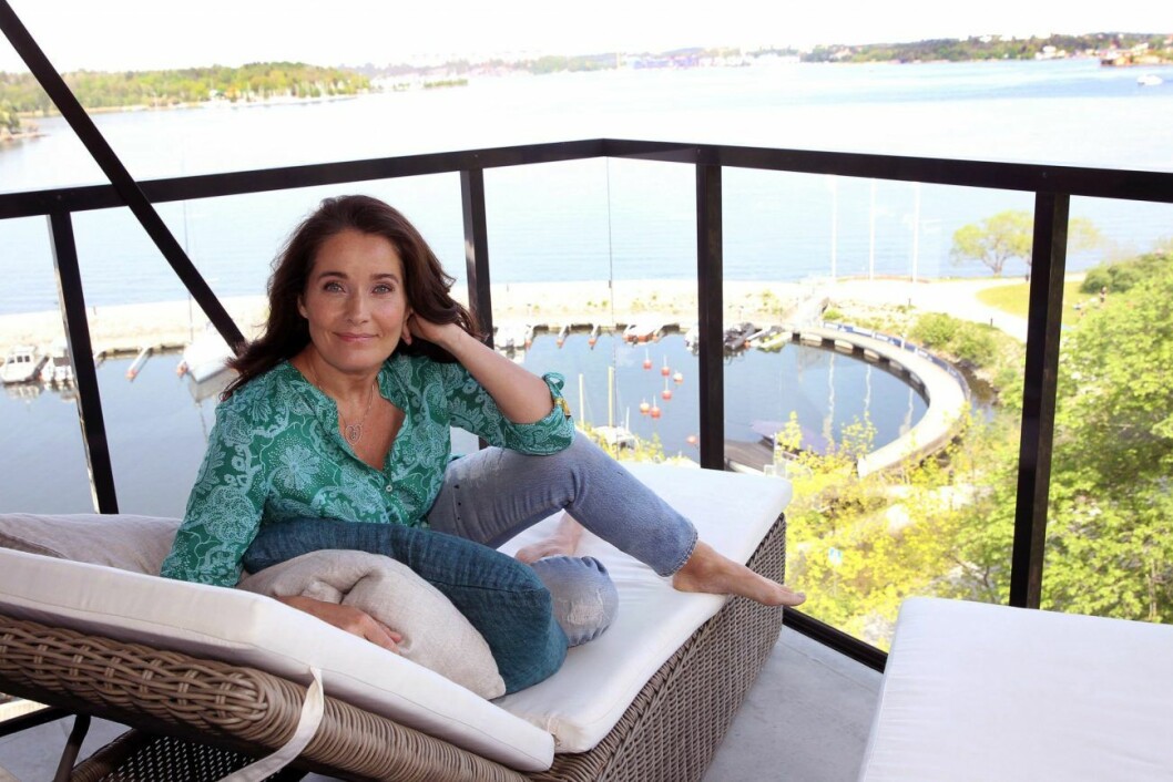 Agneta Sjödin visar upp lägenheten