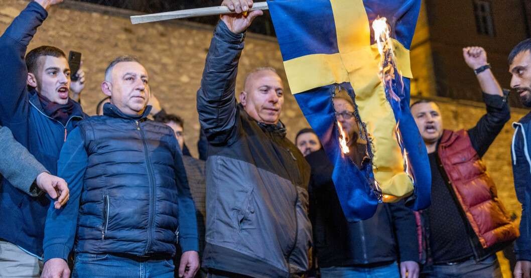 På flera platser i Turkiet brändes den svenska flaggan av demonstranter. Protester mot Rasmus Paludan och Sverige.