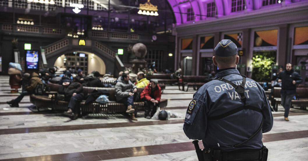 Stockholms Centralstation på natten. En ordningsvakt tvingas slänga ut de som är kvar fram till stängning.