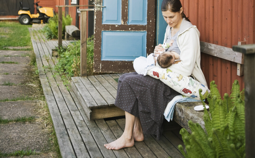 <strong>En kvinna har fått krav om att sluta amma i sin egen trädgård. Genrebild.</strong> Kvinna ammar i sin trädgård.