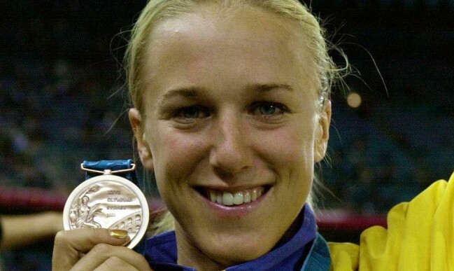 Kajsa Bergqvist med bronsmedaljen efter OS-finalen i Sydney 2000. Bergqvist med bronsmedaljen.