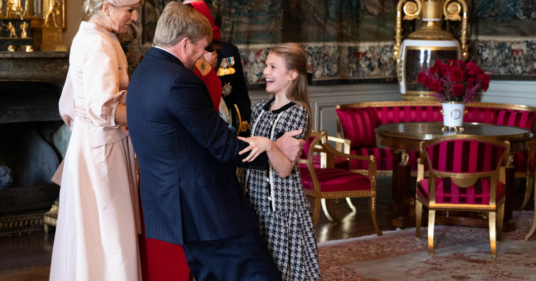 Prinsessan Estelle när hon hälsade på sin gudfar kung Willem-Alexander av Nederländerna under statsbesöket. Prinsessan Estelle när hon hälsade på sin gudfar kung Willem-Alexander av Nederländerna under statsbesöket.