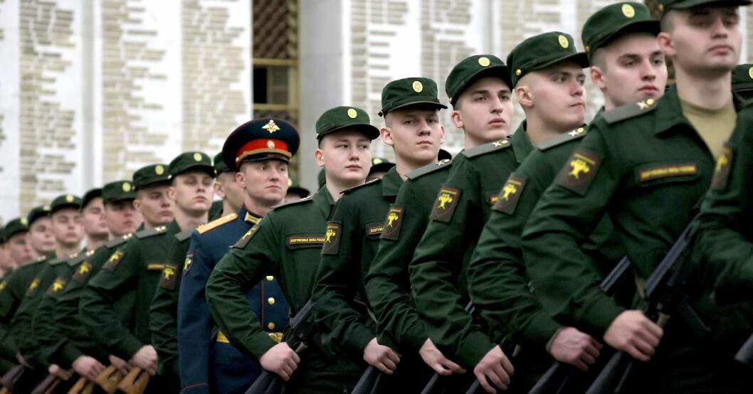 Över 10 000 ryska soldater har dött i Ukraina, enligt siffror från BBC Russia. Ryska soldater står på rad för en cermoni i Moskva.