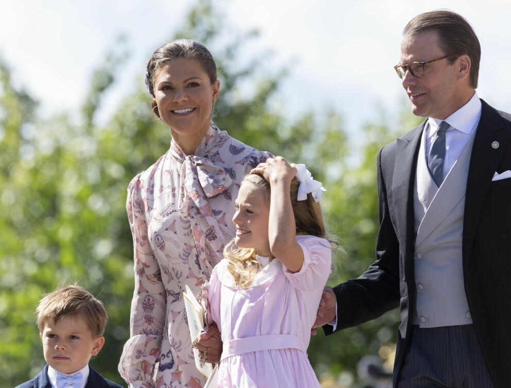 Kronprinsessan Victoria, prins Oscar, prinsessan Estelle och prins Daniel efter prins Julians dop i Drottningholms slottskyrka.